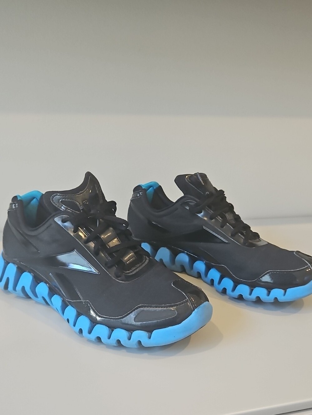 Reebok Zigtech Black Seakers with Bright Blue Soles - Mens 10.5
